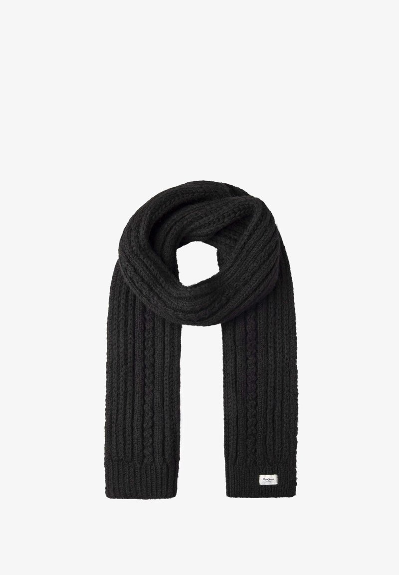 Cachecol preto tricotado com padrões em nervuras e tranças, dobrado em um laço com etiqueta em uma extremidade, sobre fundo branco.