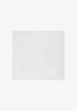 Bílý obdélníkový prostírání z látky s jemnou tkanou texturou a lemovaným designem s čistým, minimalistickým vzhledem.