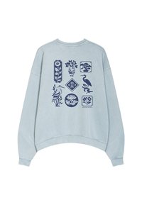 Felpa azzurra con vestibilità rilassata, caratterizzata da grafiche blu scuro, comprese fiori, uccelli e elementi decorativi.