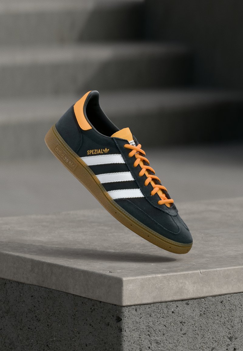 adidas Originals HANDBALL SPEZIAL ARSENAL FC core black/hazy orange/white/black