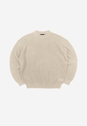 Μπεζ πλεκτό πουλόβερ με υφή, μακριά μανίκια, ριμπ λαιμόκοψη, μανσέτες και τελείωμα, απλωμένο επίπεδο σε λευκό φόντο.