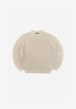 Μπεζ πλεκτό πουλόβερ με υφή, μακριά μανίκια, ριμπ λαιμόκοψη, μανσέτες και τελείωμα, απλωμένο επίπεδο σε λευκό φόντο.