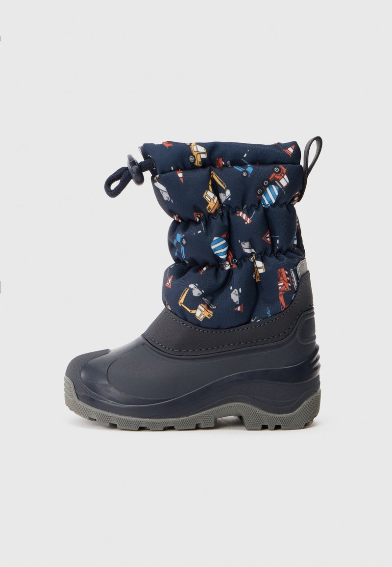 Bota de nieve impermeable de color azul marino con parte superior de tela estampada que presenta vehículos. Suela de goma con un agarre texturizado, parte superior fruncida con cordón.