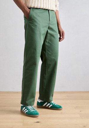 STRAIGHT FIT - Chino - alpine green