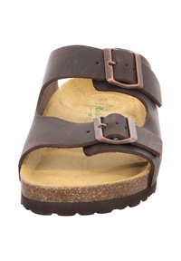 Braune Leder-Sandale mit zwei verstellbaren Riemen und bronzefarbenen Schnallen, einem Korkfußbett und einer strukturierten Gummisohle.