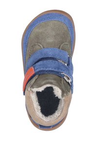 Kinderschuh aus einer Mischung von blauem und grünem Wildleder. Ausgestattet mit zwei blauen Klettverschlüssen, brauner Gummisohle und einem flauschigen weißen Innenfutter.