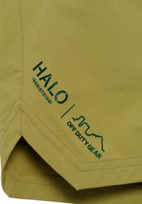 Olivgrüner Stoff mit glatter Textur, der das gestickte Logo "HALO" und "OFF DUTY GEAR" am unteren Rand zeigt. Sauberes Design mit schrägem Saum.