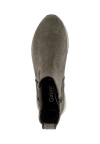 Grijze suede enkellaars met een ronde neus, zijritsdetail en een gestructureerde rubberen zool. Beschikt over een gewatteerde kraag voor comfort.
