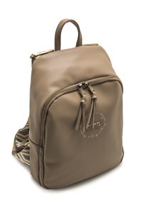 Brauner Leder-Rucksack mit strukturiertem Oberflächen, Reißverschlussfronttasche und gemusterten Stoffriemen. Besitzt ein Logo auf der Vorderseite.