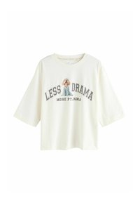 Bílý krátký rukáv tričko s volným střihem. Obsahuje grafický potisk psa v pyžamu s textem: "MÉNĚ DRAMAT A VÍCE PYŽAMA."