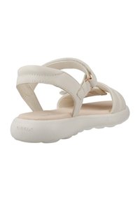 Sandalias blancas con correas ajustables, plantilla acolchada y suela de goma texturizada. Presentan un diseño minimalista y acentos de hardware sutiles.