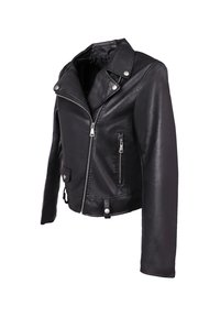Giacca da motociclista in pelle nera con colletto inclinato, dettagli in zip argentati e tasche laterali. Texture liscia, forma aderente.