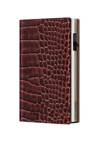 Portafoglio marrone con texture e motivo coccodrillo, dettaglio in argento e scorrimento nero. Caratterizzato da una finitura in pelle elegante e design compatto.