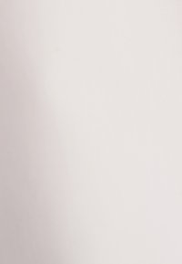 Tessuto bianco con una texture liscia, una lucentezza sottile e un colore uniforme. Nessun motivo o dettaglio notevole visibile.