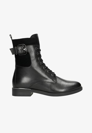 Czarne botki za kostkę z gładką skórzaną cholewką, akcentami z zamszu, sznurowaniem, bocznym paskiem z klamrą oraz niskim prostokątnym obcasem.