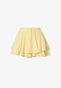 Minifalda en capas de color amarillo claro con cintura elástica y cordón, hecha de tela ligera y texturizada.