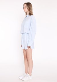 Glamorous STRIPE SIDE SPLIT SHORTS - Shorts - light blue stripe