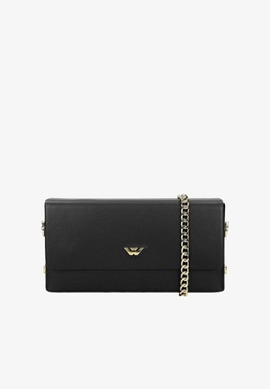 Czarny prostokątny skórzany kopertówka z złotym łańcuszkiem i małym złotym logo umieszczonym na środku klapki.
