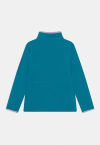 Turkusowy polar z kołnierzem stójką, długimi rękawami raglanowymi i kontrastową fioletową lamówką przy mankietach. Gładka faktura, płaskie szwy.