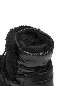 Botine negre de iarnă cu guler din blană sintetică pufoasă, parte superioară impermeabilă netedă și șireturi groase. Dispune de un interior căptușit pentru un plus de căldură.