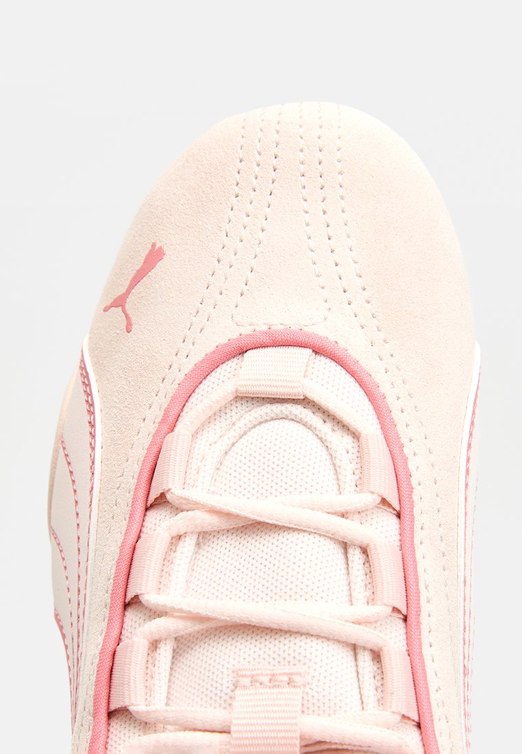 Puma sneakers met een bovenwerk van roze suede, netdetails en roze accenten. Inclusief veters, stiksels en het Puma-logo op de zijkant.
