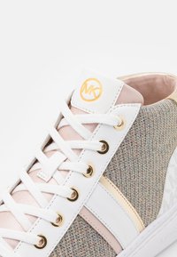 Baskets montantes avec une tige texturée multicolore, des lacets blancs, des accents dorés et un col rembourré. Présentent un logo subtil sur la languette.