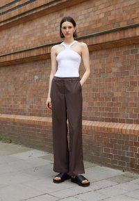 NA-KD Calças - chocolate brown