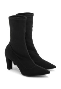 Czarne zamszowe botki za kostkę z ostrym noskiem, słupkiem i widocznym szwem wzdłuż szwów dla dodania szczegółów. Gładka faktura na całej powierzchni.