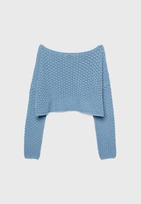 Pull bleu clair coupé avec un design épaules dénudées, présentant un motif tricoté texturé et des manches longues.