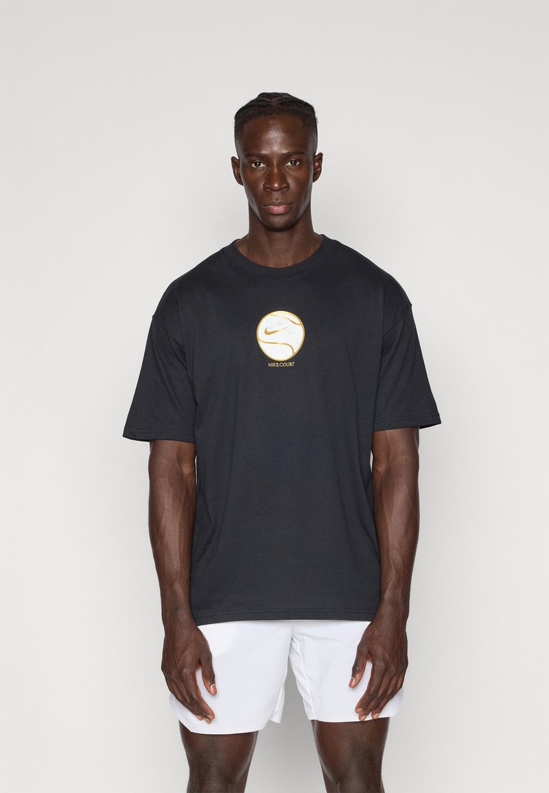 Must musta T-särk lühikeste varrukatega ja ümar kaelus. Esiküljel on kuldne Nike logo ja "Nike Court" tekst kuldse värviga.