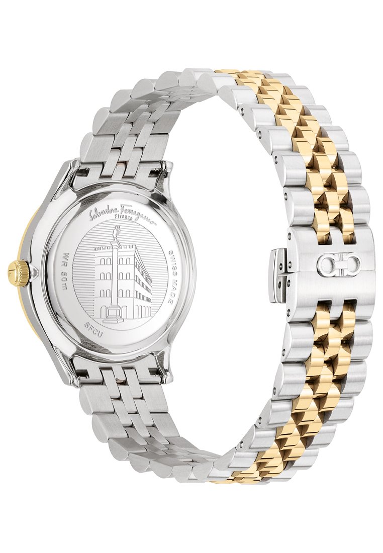 Uhren aus Edelstahl und vergoldetem Metall mit einem zweifarbigen Gliederarmband und einem runden Gehäuse. Graviertes Logo und Gebäude-Design auf der Rückseite.