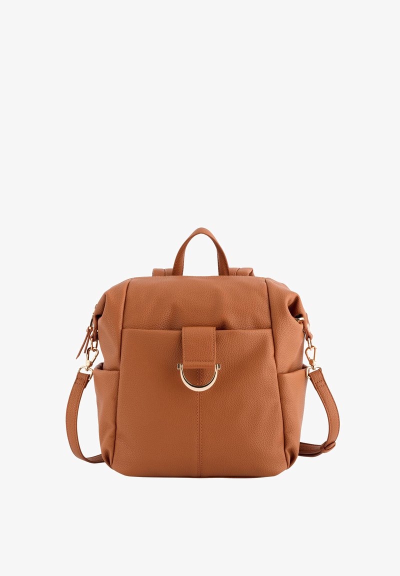 Sac à dos texturé beige avec fermeture à rabat et quincaillerie dorée. Il dispose de deux poignées supérieures et d'une bandoulière réglable.