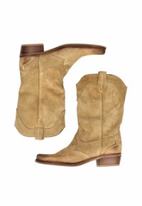 Bottes de cow-boy en suède beige avec un bout pointu, des coutures décoratives et un petit talon. Comprend des tirants pour un enfilage facile.