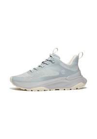 Hellesblaues Sportschuh mit einem strukturierten Mesh-Obermaterial, kontrastierenden weißen Akzenten und einer dicken Sohle mit strukturiertem Profil für besseren Halt.