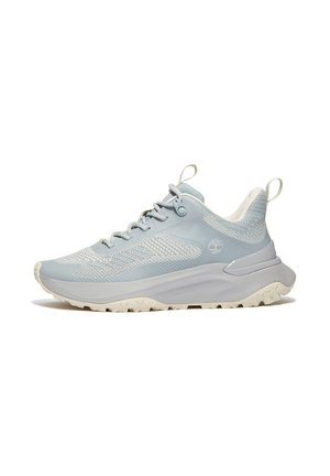 Hellesblaues Sportschuh mit einem strukturierten Mesh-Obermaterial, kontrastierenden weißen Akzenten und einer dicken Sohle mit strukturiertem Profil für besseren Halt.