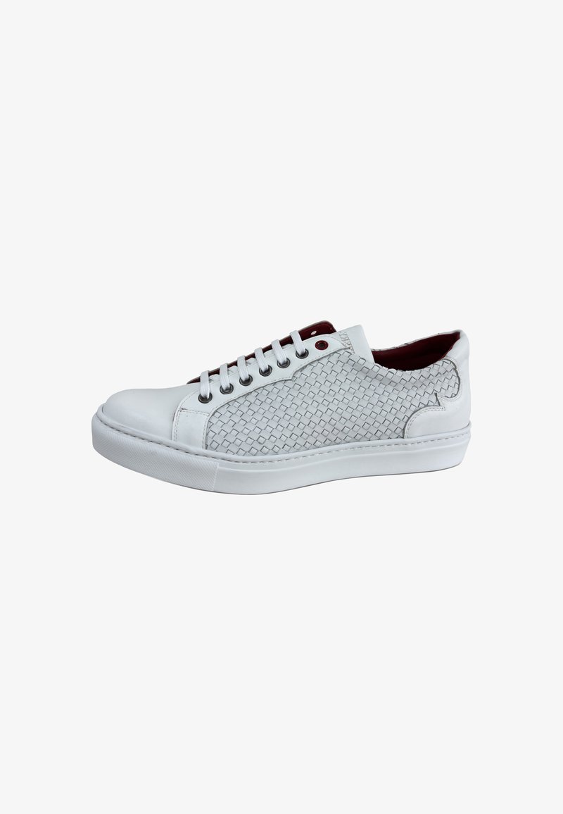Zapatilla blanca de cordones con un diseño tejido texturizado en el lateral. Cuenta con una suela de goma y acentos interiores rojos.