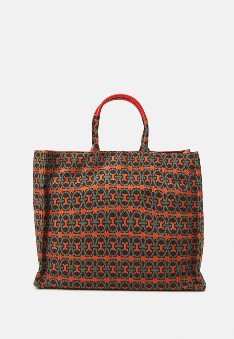 Sac fourre-tout en tissu à motifs, comprenant des teintes de vert, d'orange et de noir. Deux courtes poignées rouges. Forme rectangulaire avec des côtés structurés.