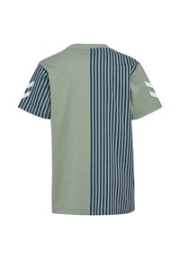 T-shirt vert avec une rayure en tissu navy patternée sur un côté, manches courtes et accents blancs sur la manche gauche. Matériau en coton doux.