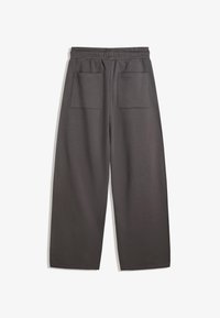 Ciemnoszare, szerokie spodnie dresowe o miękkiej teksturze, z elastycznym paskiem w talii i dwoma dużymi kieszeniami z tyłu.