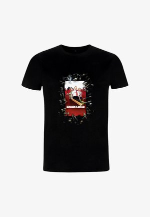 Camiseta de algodón negra con un gráfico central de dos personajes sobre un fondo rojo y manos zombis, titulada "SHAUN OF THE DEAD".