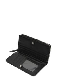 Portafoglio in pelle nera con chiusura a zip. Presenta diversi slot per carte, una finestra trasparente per l'ID e una superficie liscia.