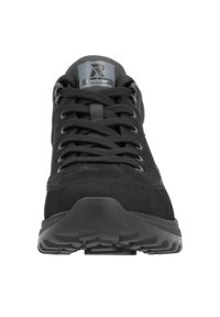 Baskets de sport noires avec une tige texturée, fermeture à lacets, semelle en caoutchouc et un logo sur la languette. Design simple et fonctionnel.