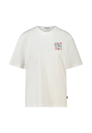 T-shirt blanc à manches courtes avec col rond, présentant un petit motif abstrait coloré sur la zone de la poche poitrine gauche.