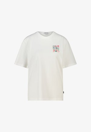 Weißes T-Shirt mit kurzen Ärmeln und Rundhalsausschnitt, mit einem kleinen bunten abstrakten Muster auf der linken Brusttaschenfläche.