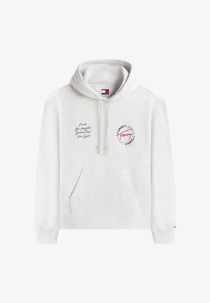 Witte hoodie met voorkantzak, trekkoord in de capuchon, zwarte teksten met stadsnamen op de linkerborst en een rond Tommy Jeans-logo op de rechterborst.
