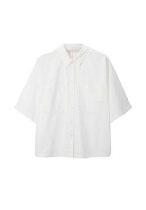 Chemise blanche à manches courtes, boutonnée, en tissu léger, avec un col pointu et deux poches avant. Design simple et classique.