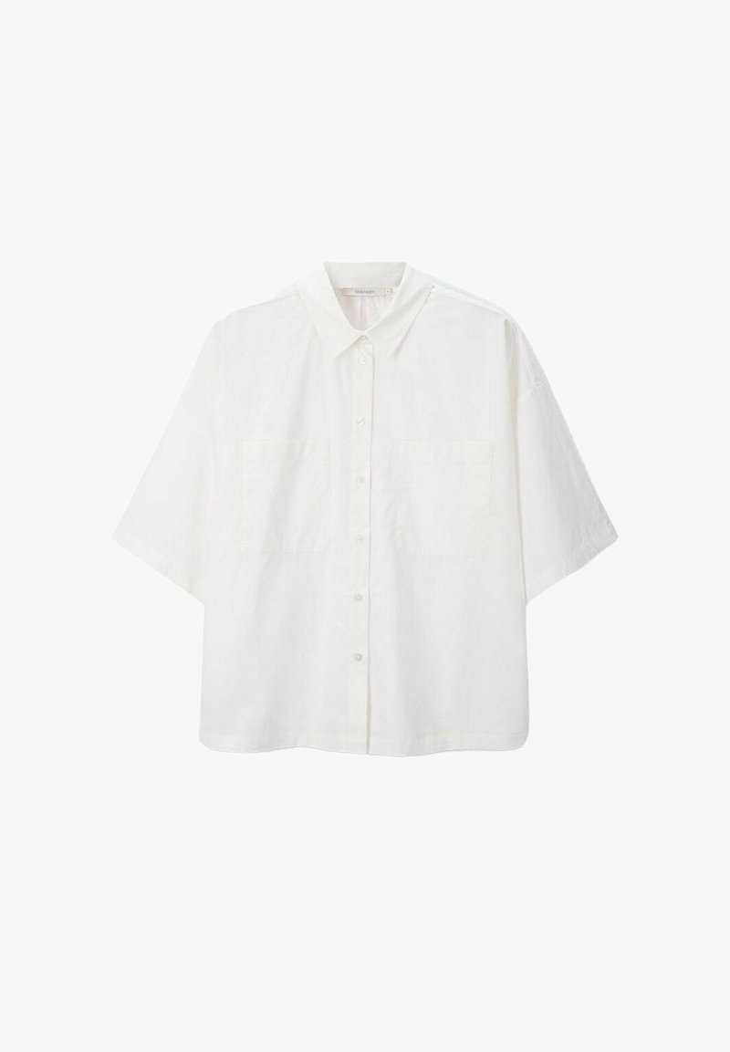 Chemise blanche à manches courtes, boutonnée, en tissu léger, avec un col pointu et deux poches avant. Design simple et classique.