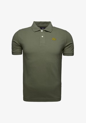 Polo de color verde oliva, hecho de algodón, con una tapeta de dos botones, mangas cortas y un logotipo bordado en amarillo en el pecho.