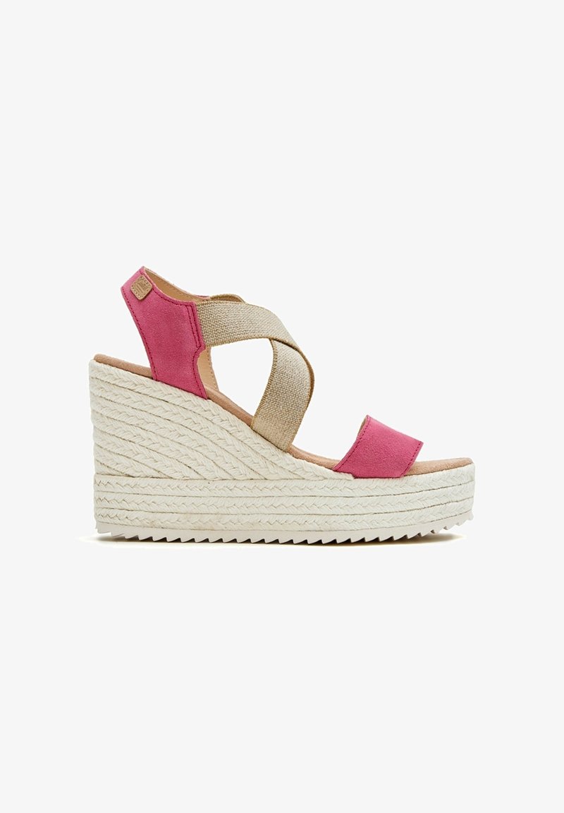 Sandalias de cuña con una suela de yute trenzado texturizado, tiras de ante rosa y un diseño de banda cruzada en tela beige.