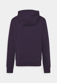 Felpa viola con cappuccio, dalla texture morbida, maniche lunghe e tasca a marsupio. Presenta un cappuccio piatto senza parti metalliche visibili.